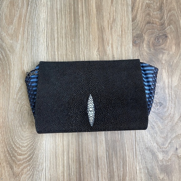 PAIGE GAMBLE BLACK STINGRAY & Accentuated With BLUE PYTHON CLASSIC CLUTCH - Picture 3 of 10